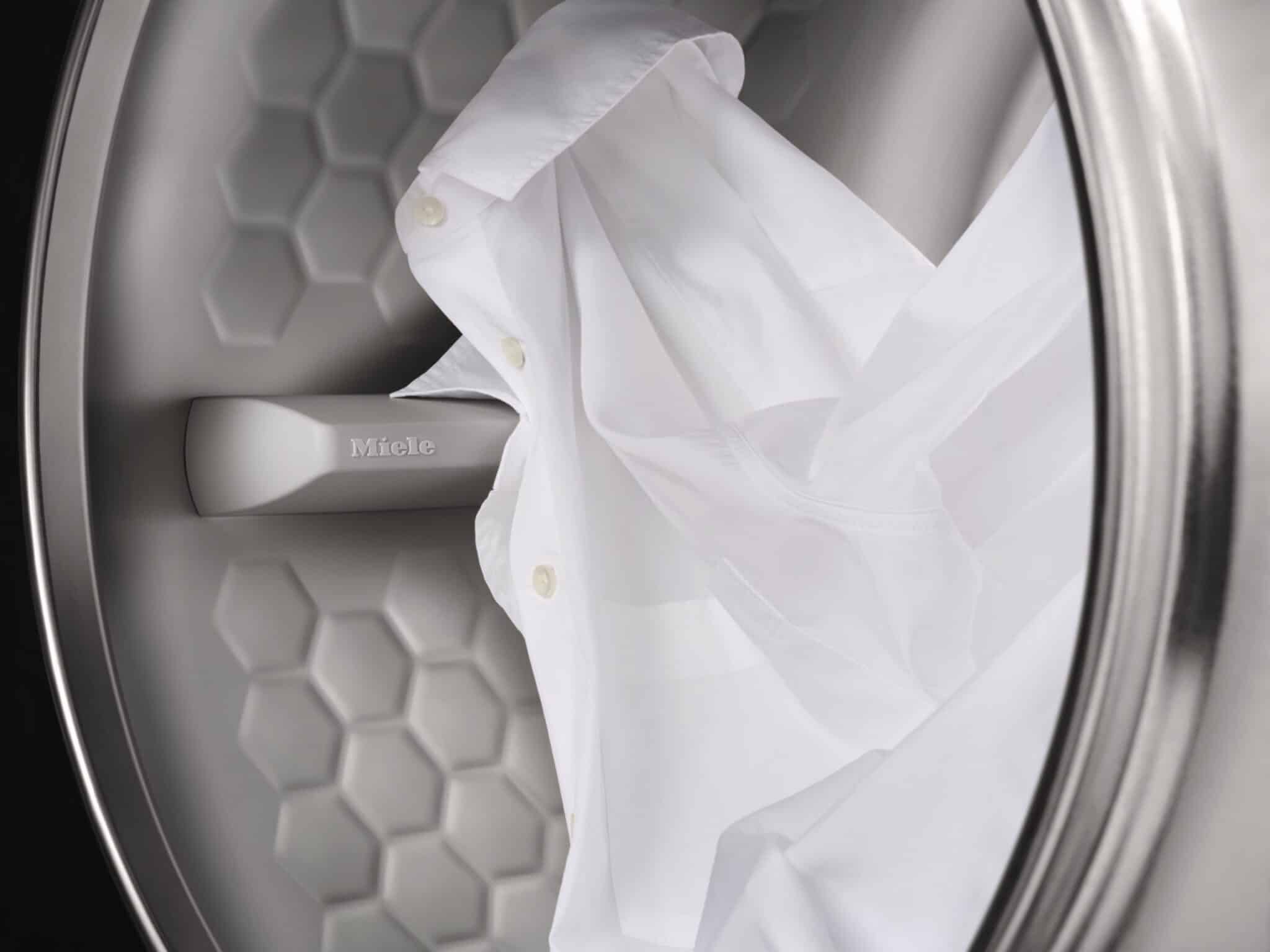 Witte blouse in een Miele wasmachinetrommel