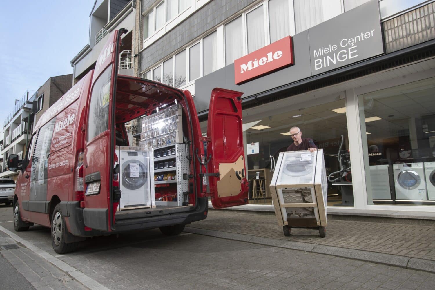 Peter de technieker van Miele Center Bingé plaatst een toestel in zijn Miele bestelwagen
